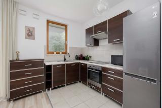 Modern Apartment with a Garden and a Workspace in Wola by Noclegi Renters - 8