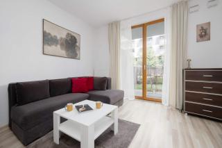Modern Apartment with a Garden and a Workspace in Wola by Noclegi Renters - 6