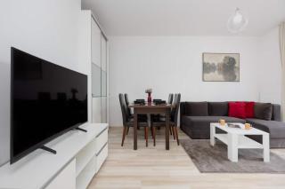 Modern Apartment with a Garden and a Workspace in Wola by Noclegi Renters - 5