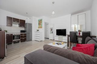 Modern Apartment with a Garden and a Workspace in Wola by Noclegi Renters - 4