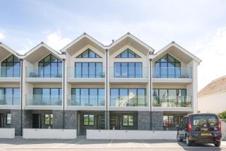 Contemporary Townhouse with Sea Views & Parking - 9