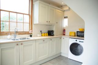 Honey pot house by Sheppey Stays - Charming 3-Bedroom Maidstone Cottage - Parking for 3 Vehicles - Garden - Ideal for Families & Contractors - 7