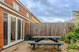 Spacious Modern Home with Garden - 1