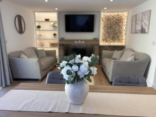 Tranquil Contemporary Cottage with Luxurious Jacuzzi - 2