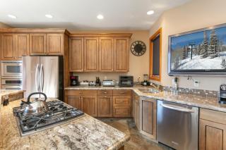 Family-Friendly Ski Escape with Hot Tub - 8