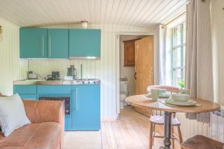 Willow Lodge, Lake District shepherd hut with hot tub - 3