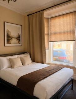 Spacious 3 Bedroom House Free onsite Parking Contractor Friendly - 3