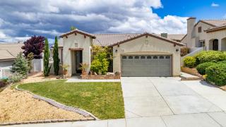 Modern Home Prime Location Loaded With Extras - 9