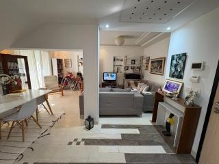 Modern duplex with calm private gardn near airport - 5