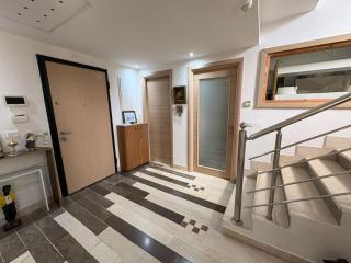 Modern duplex with calm private gardn near airport - 3