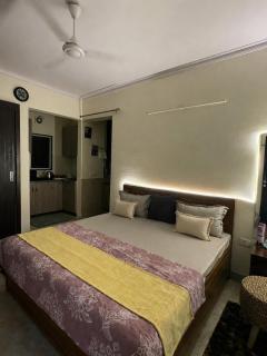 Balcony Studio near Max Hospital & Select Citywalk - 2