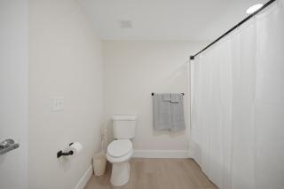 Spacious downtown living with modern finishes - 7