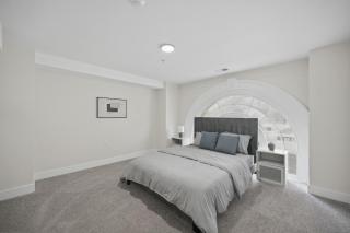 Spacious downtown living with modern finishes - 1