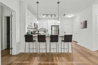 Modern Apt with Pool Walk Downtown - 7