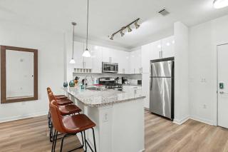 Modern Apt in Downtown with Pool & Gym - 5