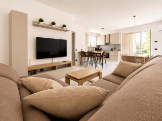 Villa Diamante, Spacious Comfort Villa on Lake Como with Garden, Garage & AC - 9