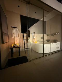 Luxury Apt wIth a Jacuzzi ,Patio, and kingdom tower view - 5