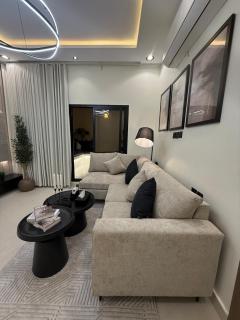 Luxury Apt wIth a Jacuzzi ,Patio, and kingdom tower view - 3