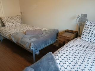 Great Location - City Centre - Parking - 4 Beds - 2 Bedrooms - 7