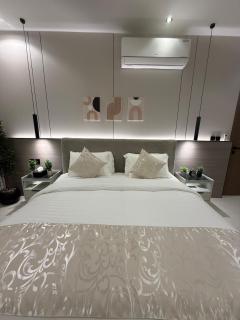 Jacuzzi Apt with Patio & Kingdom Tower View - 5