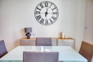 Stylish 1BR Getaway in Iconic Mercury Towers - 8