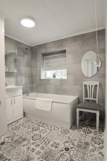 Heart of Windsor Private Garden, Free Parking & Stylish 3BR Home - 7