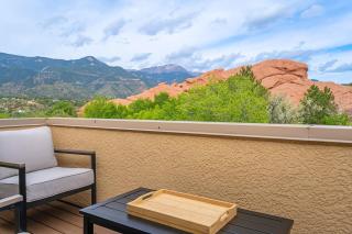 Garden of the Gods Getaway - Decks & Views - 8