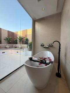 Stylish 1BR Bathtub Outdoor Seating 307 - 0