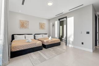 Signature Waterfront Villa by The Glamhomes - 9