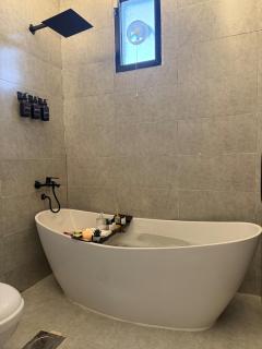 Stylish 1BR Bathtub Outdoor Seating 304 - 3