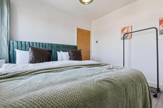 Stylish 3 Bedroom Home Sleeps 7 featured in a Quiet Location with Driveway ,Smart TVs with Netflix ,Fast WiFi and Private Garden - 9