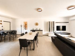Villa Smeraldo, Spacious Comfort Villa on Lake Como with Garden, Garage & AC - 2