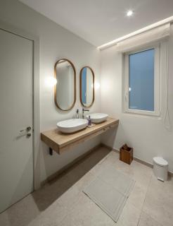Designer & Seaviews Hot Tub, Sauna & Concierge - 9