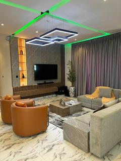 Luxury 2 Bedroom Penthouse Apartment with Free WiFi & 24hrs Electricity - 0