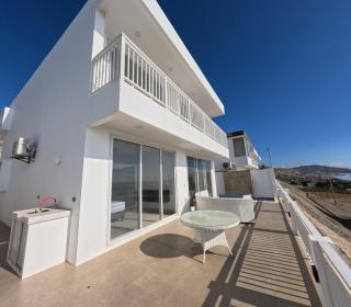 Casa con piscina y espectacular vista al mar - 0