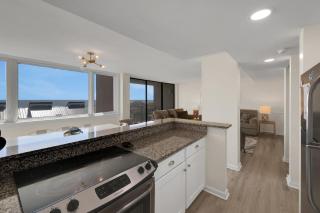 Renovated 3rd-floor condo with oceanfront balcony, AC & outdoor pool - 7