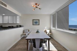 Renovated 3rd-floor condo with oceanfront balcony, AC & outdoor pool - 6