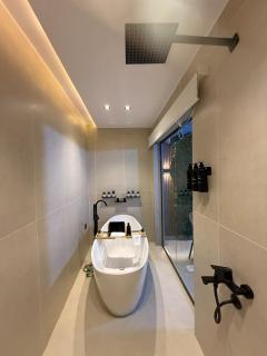 Cozy 1BR 65 inch TV Bathtub and Outdoor Seating - 0