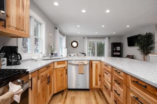 Newly built modern gem with 4 Beds Sanford Lake access close to Traverse City & Dunes - 3