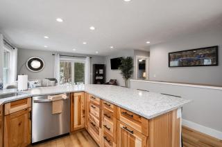 Newly built modern gem with 4 Beds Sanford Lake access close to Traverse City & Dunes - 1