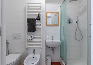 da Paola - Group Getaway - Bright Flat with Balcony WiFi & AC - Private internal Parking for motorbikes and bikes - 1