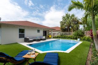 Modern Romantic Tropical Poolside Retreat! - 1