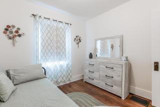 Stylish 3br Cozy Home 10min Drive from ND! - 4