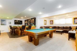 The Irish Grand4BR Home 05 Mi to ND Sleeps 20 - 2