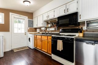 Huddle & Hangout - 3BR House Close to ND - 4