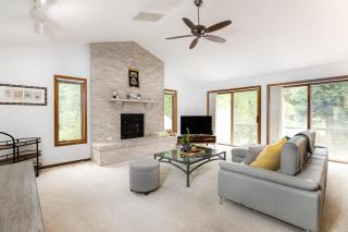Charming 4-Bedroom Retreat Near Notre Dame - 3