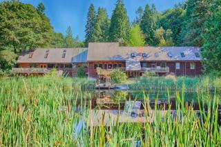 Gig Harbor Log Estate w/ Classic Cars & Game Room! - 0