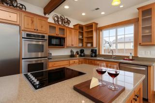 Snowcreek Family Retreat - 4 Suites Together - 2