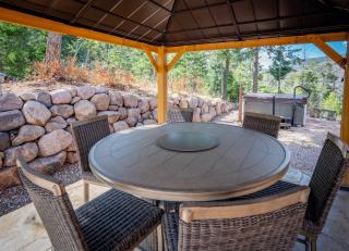 4BR Mountain Log Cabin Hot Tub Loft Deck Views - 3