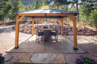 4BR Mountain Log Cabin Hot Tub Loft Deck Views - 1